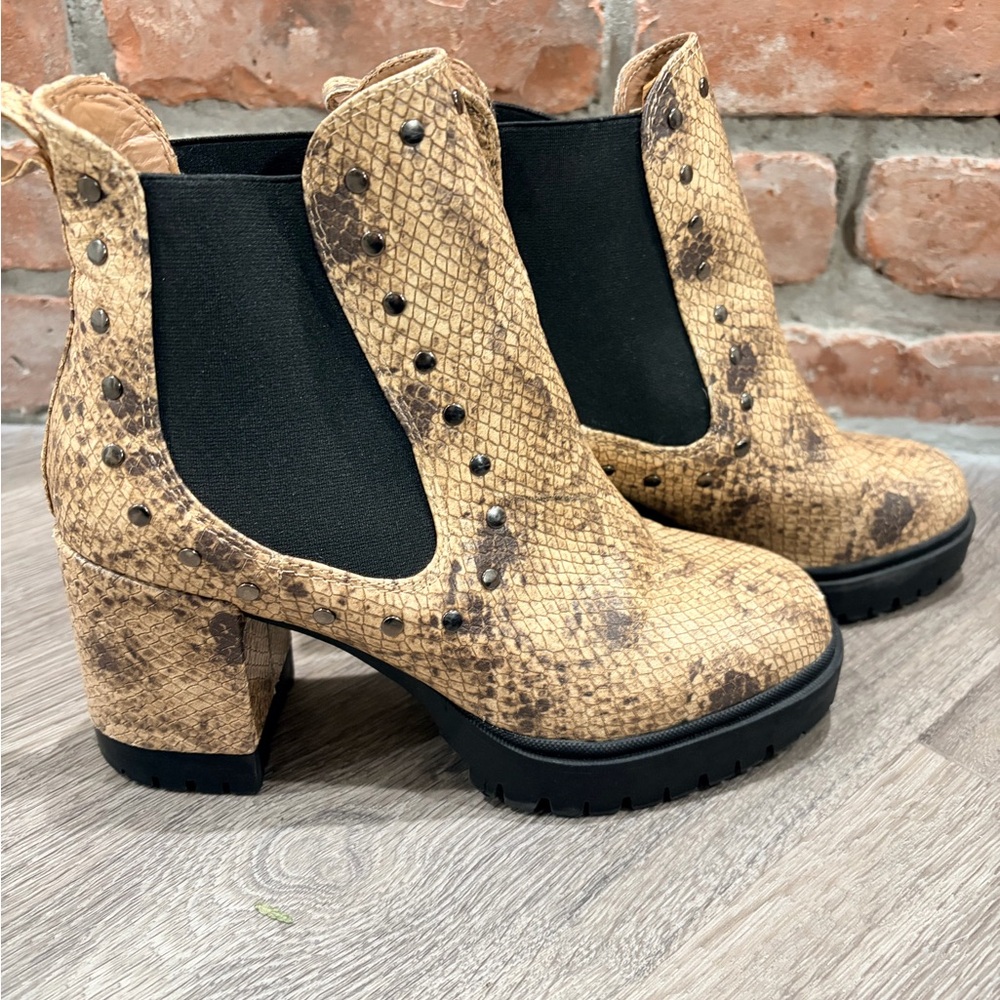 AEROSOLES Snake Print Studded Chelsea Lug Sole Bookts 6.5